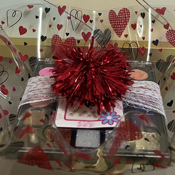 Girls shadow palette gift or party favor with bonus. - Picture 1 of 2